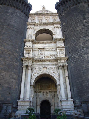 arco di trionfo maschio angioino