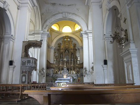 interno pontificia reale basilica di san giacomo degli spagnoli a napoli