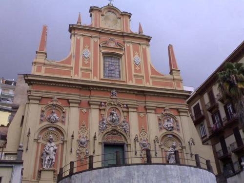 facciata chiesa santa teresa a chiaia