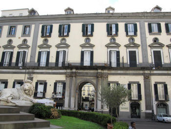 facciata palazzo calabritto a napoli