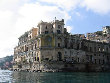 facciata palazzo donn'anna a napoli