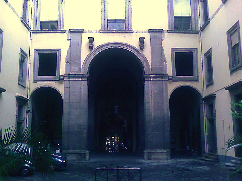 cortile palazzo monte di pietà di napoli