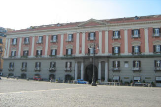 facciata palazzo della prefettura a napoli