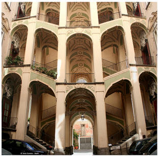 scala palazzo dello spagnolo a napoli