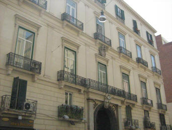 facciata palazzo tapia a napoli